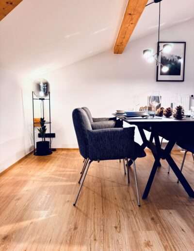 Esszimmertisch mit Stehlampe im Detail
