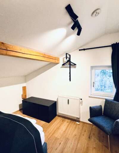 Stuhl, Garderobe, Kofferablage und Seilgarderobe