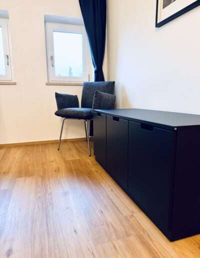 Kofferablage mit Stuhl im Schlafzimmer