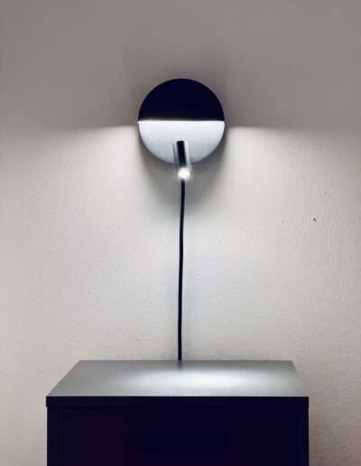 Nachttisch mit Designerlampe detail