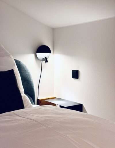 Nachttisch mit Designerlampe
