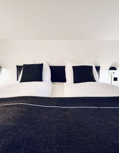 Schlafzimmer mit Ruf Boxspringbett und zwei Nachttischen