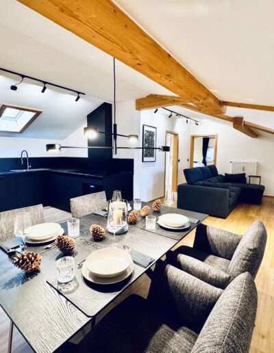 Überblick der Wohnung mit Esszimmer, Küche und Wohnzimmer