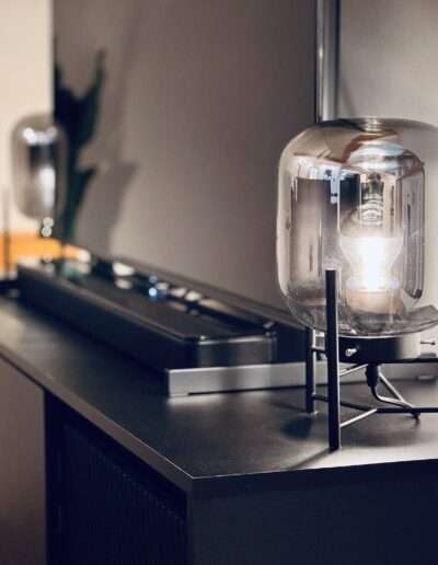 Designerlampe auf Sideboard im Wohnzimmer