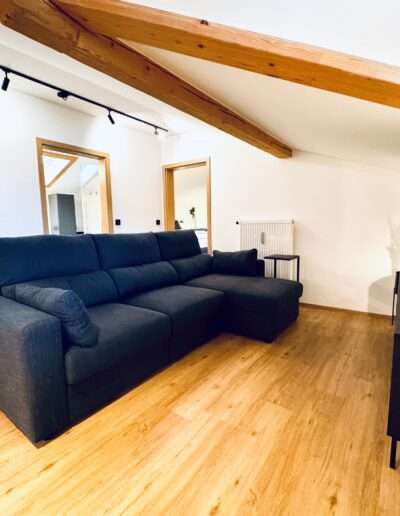 Wohnzimmer mit Sofa, Hisense MiniLED TV und Bose Soundbar