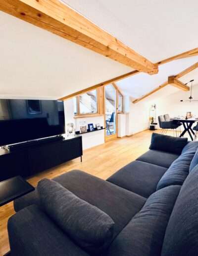 Wohnzimmer mit Sofa, Beistelltisch, Hisense MiniLED TV und Bose Soundbar